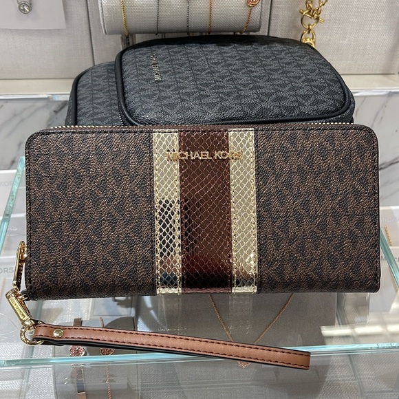 Michael Kors Jet Set Travel Large Signature Logo and Metallic Continental Wallet - Picture 2 of 16